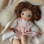 Für Zoe - April 2020 - 30er Schlamperle m. dunkelblondem Haar, stahlblauen Augen mit Lichtpunkt, fester Overall Nicki natur, Empire-Kittelchen aus Voile Märchenwiese