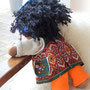 Für Luana - 30er Schlamperle - afrikanische Wunschpuppe mit schwarzem Bouclé Mohair und Tunika aus afrikanischem Stoff aus Mosambik (Stoff durch Kundin gestellt)