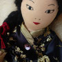 Puppenklinik, Puppendoktor, alte Stoffpuppe reparieren lassen, Waldorfart, asiatische Puppe