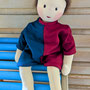 Berta - Mai 2025 - Bobathpuppe, 68cm, 1400gr, mit rot-blauem Overall (Herz-Lunge), s. Blogeintrag vom 18.5.2025