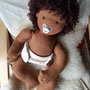Vojta-Therapiepuppe - Oktober 2023 - 65cm, 1450gr, mit Schnuller, Ohren, Fingern und Zehen und selbstgenähter Windel, Haut Caffè Latte, Haar dt. Mohair Bouclé dunkelbraun