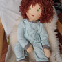 Therapiepuppe für Emily, mit Wackelkopf, für Fortbildung in Bobath-Physiotherapie - Oktober 2023 - im Schlafanzugoverall, Haut Sommerteint, Augen leuchtend grün m.Lp., Haar rotbraunes dt. Mohair Bouclé Garn