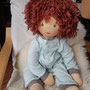 Therapiepuppe für Emily, mit Wackelkopf, für Fortbildung in Bobath-Physiotherapie - Oktober 2023 - im Schlafanzugoverall, Haut Sommerteint, Augen leuchtend grün m.Lp., Haar rotbraunes dt. Mohair Bouclé Garn