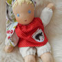 Für die kleine Paula - 25er Größe - Jan. 16 - hellblonder Schopf, hellblaue Augen, feste Mütze, ausziehbares Kittelchen mit Tasche u. Klett