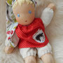 Für die kleine Paula - 25er Größe - Jan. 16 - hellblonder Schopf, hellblaue Augen, feste Mütze, ausziehbares Kittelchen mit Tasche u. Klett