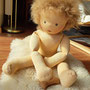 Therapiepuppe für Uli, Kinder-Osteopathie und Reflexintegration - September 2023 -  68cm, 1262gr, mit Fingern und Zehen, Haut Sommerteint, Haar Golden Brown, Augen grüngrau m. Lp.
