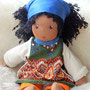 Für Luana - 30er Schlamperle - afrikanische Wunschpuppe mit schwarzem Bouclé Mohair und Tunika aus afrikanischem Stoff aus Mosambik (Stoff durch Kundin gestellt)