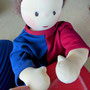 Berta - Mai 2025 - Bobathpuppe, 68cm, 1400gr, mit rot-blauem Overall (Herz-Lunge), s. Blogeintrag vom 18.5.2025