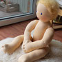 Für Vera - Juli 2023 - Demopuppe für Vojta-Kinderphysiotherapeutin - ca. 65cm, ca. 1200gr, Haar goldblond, Augen leuchtend blau m. Lp., Haut Sommerteint