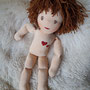 "Milly" - Oktober 2023 - Heilungs- und Therapiepuppe - 35cm, Haar Zimt Rosy Green Wool, mit aufgedruckten individuellen Details (Herzen, Narbe, Träne), mit privater Geschichte als Hintergrund