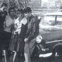 George Comello met vriendin Renate en René Nodelijk met zijn vriendin Bea (met pas gewonnen beker) op 29 november 1959 onderweg naar Amsterdam om Pim Maas, de Nederlandse Elvis, te zien optreden (Collectie George Comello)