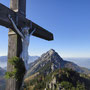 Gipfelkreuz Steineck, im Hintergrund der Traunstein