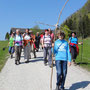 Gründonnerstagwanderung mit jugendlichen Kreuzträger