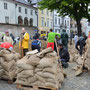 Schürerplatz, Freiwillige helfen Sandsäcke zu füllen