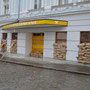Bank schütz Geldsäcke mittels Sandsäcke