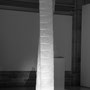 " La colonne des lumières et du temps ", verre extra blanc 2,80m x 0,40m x 0,40m, installation pour l'avenue Daumesnil Paris 75 