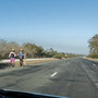 Vendeur de fromage et d'ail sur l'autoroute entre Santa Clara et La Havane