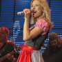 Auftritt von Stefanie mit den Liedern "Runter vom Sofa", "Hit-Medley" etc.
