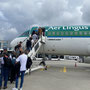 Mit einer Stunde Verspätung stiegen wir in das Flugzeug ein. Die Fluggesellschaft hieß "Aer Lingus", eine irische Fluggesellschaft.