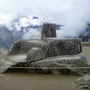 Das wichtigste Heiligtum Machu Picchus, das "Inticancha". Der Stein war entweder eine Sonnenuhr oder zeigte durch seinen Schatten die Zeit für wichtige religiöse Handlungen an.   