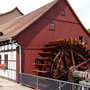 Heute beherbergt die Denkmalgeschützte Spreewehrmühle eine Gaststätte.