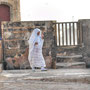 Donna berbera con il tradizionale abito bianco che lascia scoperto solo un occhio, Essaouira - Marocco