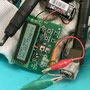 引き抜くことに手間取ったインジェクター（SH01-13-H50）に亀裂が入っている。そもそも部品が偏心していた。そのために亀裂の部分は壁が薄い。電気的なことでは、バルブの開閉が圧電タイプなので正常なものでも２線間は導通がない。アナログテスターの高抵抗レンジをあてると一瞬針が動いたので２線間の容量を計測してみたが意味がなかった。また各線と本体は導通がなかった。電気的には壊れていなかったようだ。新品は高いので中古のインジェクターを購入して取付組み立てて燃料噴射学習をしたが走行に問題がなかった。