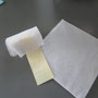 ハイゼガーゼを縦に折って滅菌テープを貼り、シールの剥離紙を利用して。