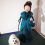 Filzfiguren-Set aus feiner Dame in Petrol mit einem Malteser Hund an der Leine. Handgemachte Filzkunst.