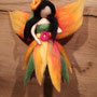 Hawaiifee aus Filz – tropische Dekoration und sommerliche Tischdeko. Handgefilzte Strandfee als Geschenk für Frauen, Valentinstag, Sommerparty oder Hawaii Deko.