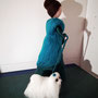 Filzfiguren-Set aus feiner Dame in Petrol mit einem Malteser Hund an der Leine. Handgemachte Filzkunst.