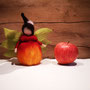 Liebevoll handgefilzte Apfelfee aus Wolle – perfekte Herbstdekoration für Jahreszeitentisch, Fenster oder Mobile. Ideales Geschenk für Naturliebhaber.