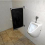 Schmuddelige Trennwand, die versuchte farblich das Thema vom Gastraum in die Toilette zu retten.