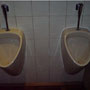 Tief unten und nah. Es existieren auch nur diese beiden Urinalen. Bei der Platzanzahl des Restaurants könnten also kleine Staus entstehen.