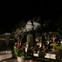 Friedhof und Wachtstein bei Nacht