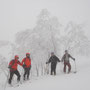 頂上について雪の降る中、樹氷の前で記念撮影。