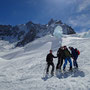 Une drôle de sculpture de glace. Bleu translucide!