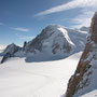 Le Tacul se dévoile derrère l'épaule de l'Aiguille du Midi