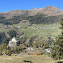 Blick auf Schloss Tarasp, im Hintergrund Ftan und Piz Clünas