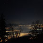 Die Lichter des Mittellandes drücken durch die leichte Nebeldecke