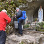 in der Lourdes-Grotte enzünden und bezahlen wir ein Kerzlein