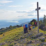 Gipfelkreuz und Blick ins Seeland