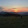 trotz Verspätung wandern wir gemütlich in den Sonnenuntergang hinein