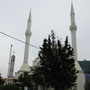 Shkodar (Albanien). Ob Minarett, Kirchturm der Antennenturm, für alles ist Platz