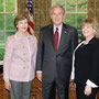 George W. Bush, Gattin und die Vorsitzende des Forschungsteams sowie die frisch unsichtbar gemachte Gerda Slupinski (4.v.l.)