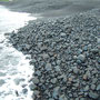 ワイカロアの海岸は石だらけ! 波で流され、ゴロゴロと音がします。