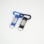 Werbegeschenk Karabiner Schlüsselanhänger aus eloxiertem Aluminium erhältlich in rot, blau und schwarz. versehen mit Lasergravur auf dem Schild und Lasergravur auf dem Karabiner 