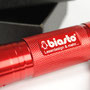 Werbegeschenk Zoom auf Gravur von roter Taschenlampe mit Lasergravur in schöner Geschenkverpackung von biasto laserdesign