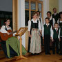 Begleitet wurde der kleine Stötten-Chor von Karina Wegerer. Hier im Bild mit Birgit Eingang.