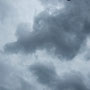 Das Wetter stürmt, im Schnelltempo ziehen die Wolken am Himmel vorbei. In einem Wirbel, auch diese wundervolle Figur, mit ausgestrecktem Arm, nach links.